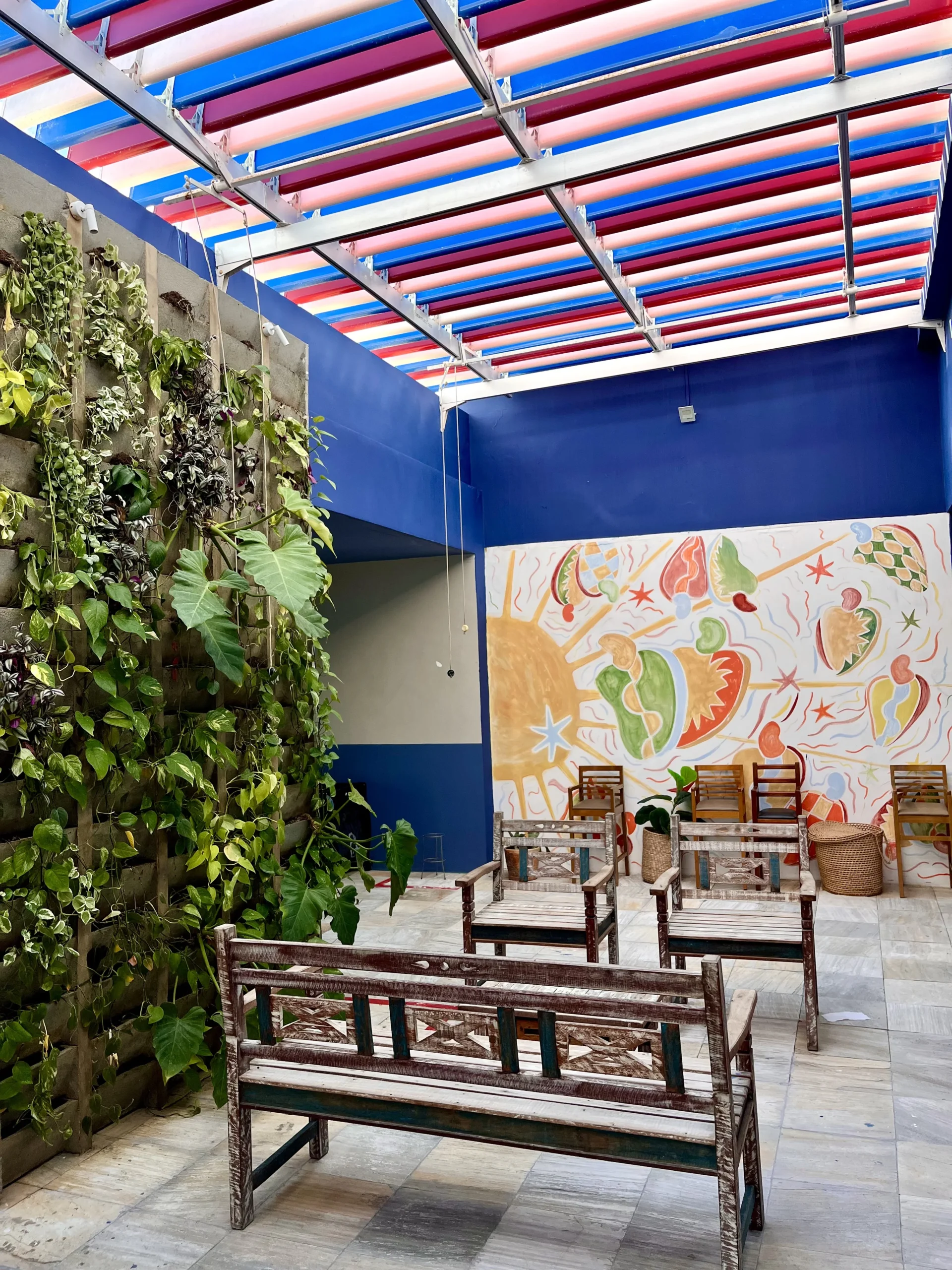 Pátio com jardim vertical e mural marinho