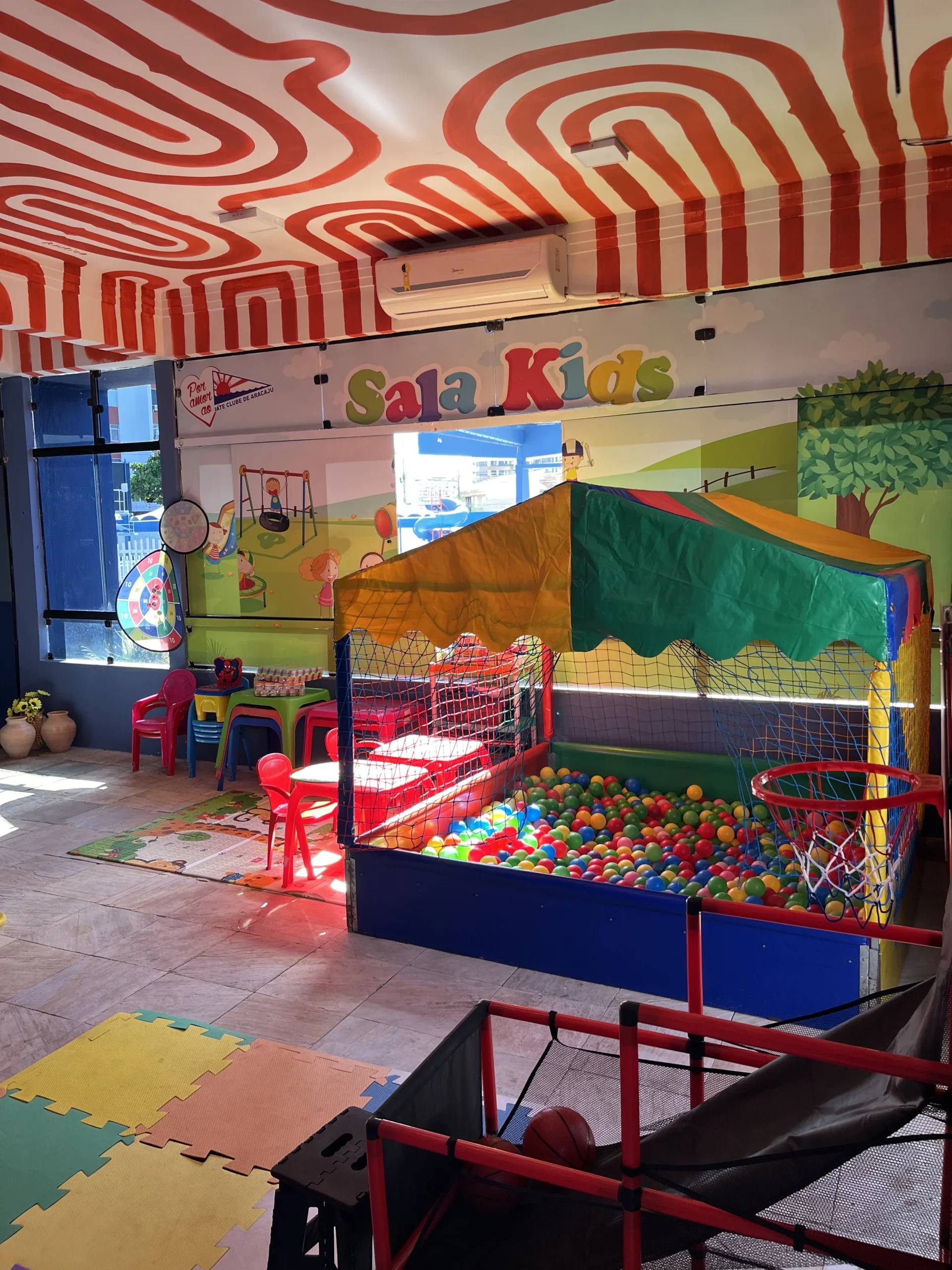 Espaço Kids com brinquedos e piscina de bolinhas